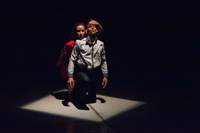 Pareja del Ballet Contemporáneo de Camagüey al estrenar Barreras. Foto: Leandro Pérez Pérez/ Adelante