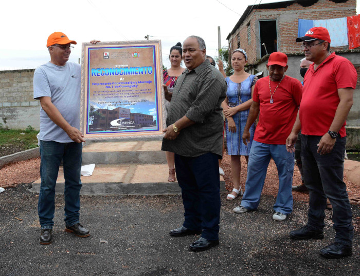 El primer secretario del partido en la provincia, Federico Hernández Hernández, entregó un reconocimiento a Gober Estrada (a la izquierda), director general de la Empresa de Construcción y Montaje #1, que asumió la edificación de la importante solución peatonal.