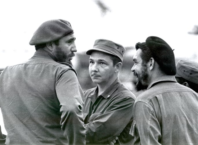 Che Guevara, Raúl Castro y Fidel Castro en La Havana, Cuba, 1961.