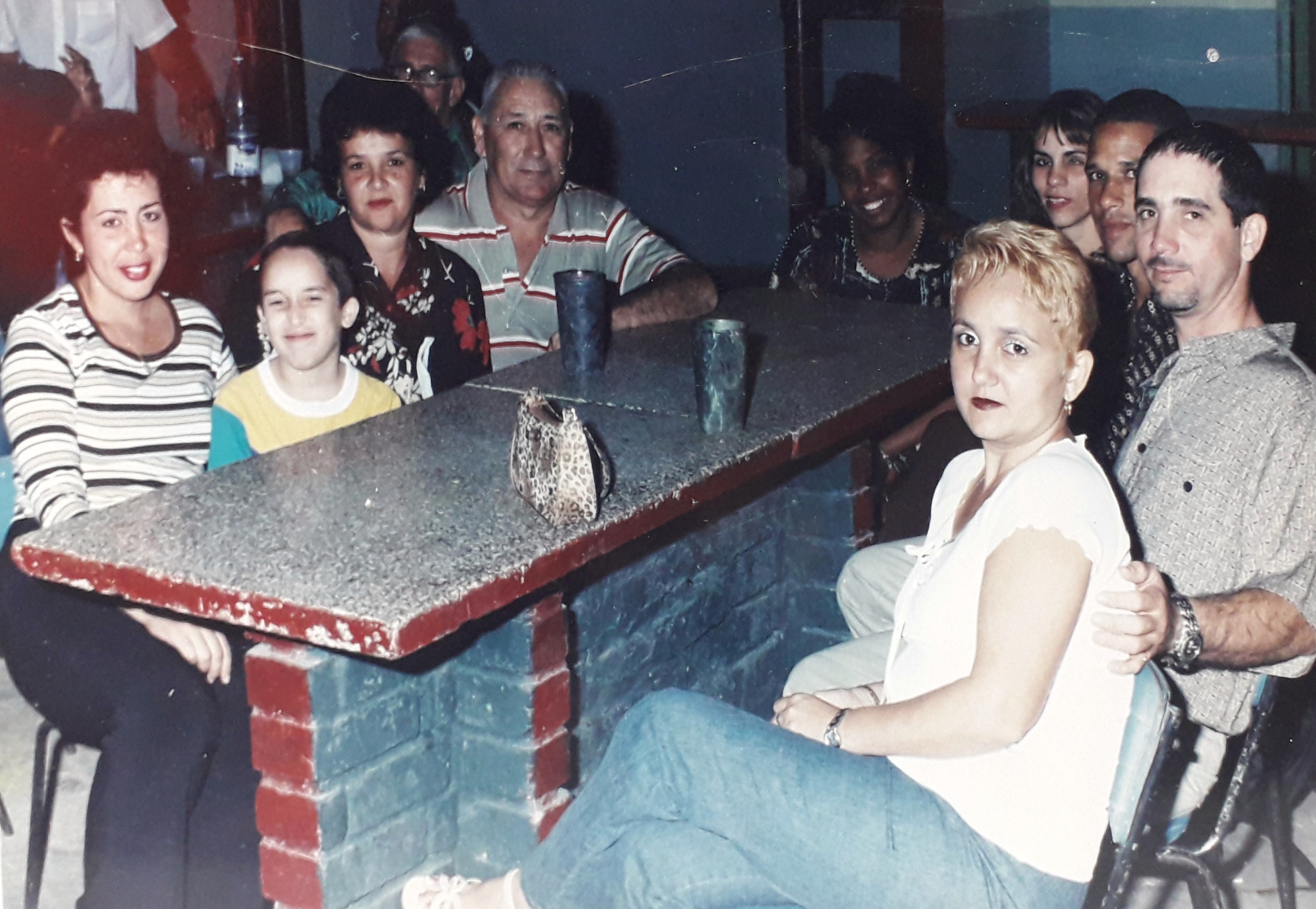 Momento de solaz a su hija Lizneydi y compañeros de Cadena Agramonte junto a sus familiares.