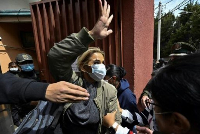 Áñez es imputada por las acciones que ejecutó cuando era segunda vicepresidenta de la Cámara de Senadores para asumir su control, y luego desde la cabeza del órgano cameral, sin el quórum requerido ni tener en cuenta el derecho constitucional de la bancada mayoritaria, usurpar la Presidencia del Estado en 2019. Foto: Tomada de swissinfo.ch Juicio contra Áñez debe continuar, opinan en Bolivia