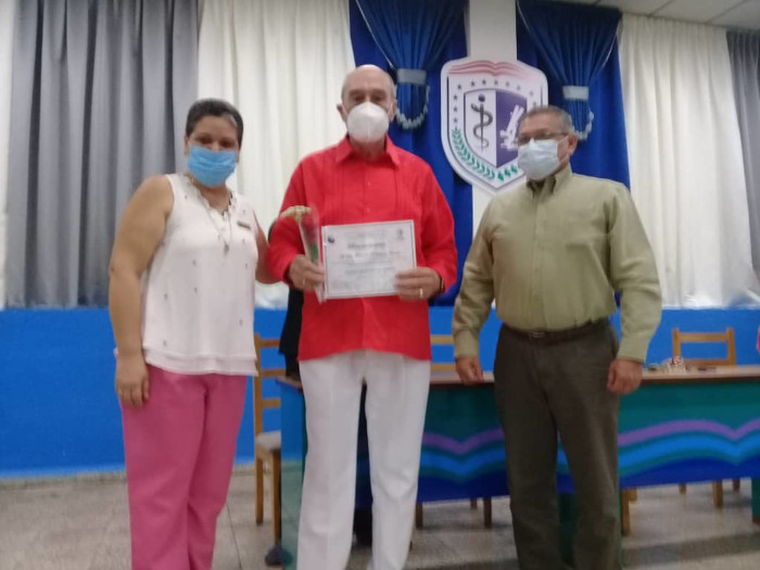 Rómulo Rodríguez recibió el reconocimiento de manos de los doctores Carlos Morán Giraldo y Tamara Chaos Correa, director provincial de Salud y Rectora de la Universidad Médica Carlos J. Finlay, respectivamente. Foto: Cortesía de José Luis Cadenas Freixas