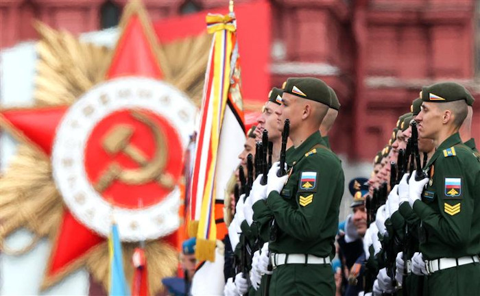 Moscú siempre abogó por crear un sistema de seguridad igual e indivisible, a pesar de las diferencias políticas, y en diciembre del año pasado propuso a Occidente concluir un acuerdo al respecto, para encontrar un compromiso. Fotos: Tomadas de PL Rusia recuerda victoria sobre el facismo