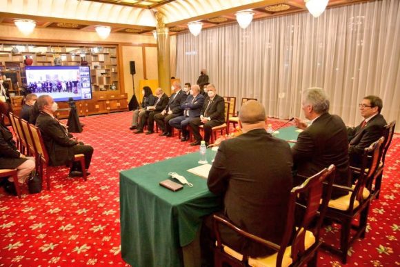  Díaz-Canel en conversación con los miembros de la misión estatal de Cuba en China. Foto: Alejandro Azcuy Domínguez.