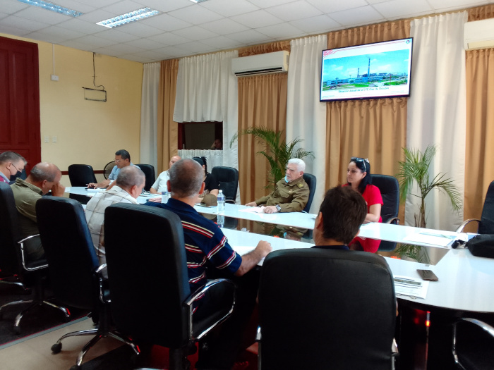 Foto: Del autor Ramiro Valdés chequea obras en termoeléctrica y fábrica de cemento en Nuevitas