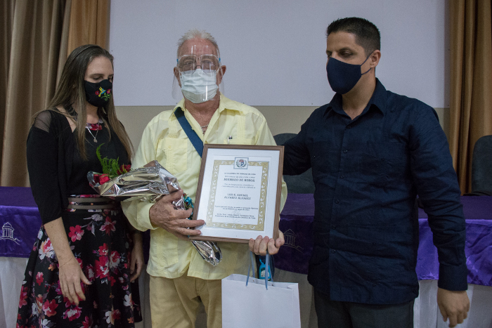 El Dr. Cs. Luis E. Álvarez Álvarez al recibir el título de Miembro de Honor de la Academia de Ciencias de Cuba, en noviembre de 2021. Foto: Alejandro Rodríguez Leiva/ Adelante/ Archivo Comenzará en septiembre Diplomado en Teoría y Práctica de la Ciencia