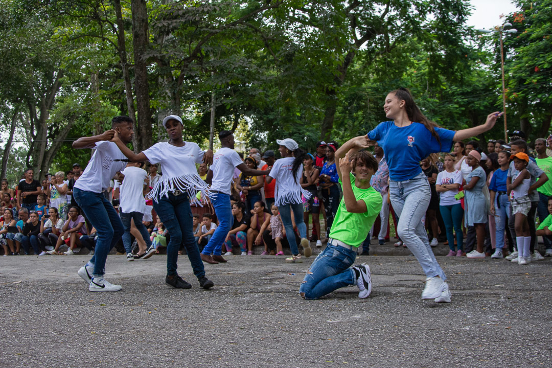 Fotos: Leandro Pérez Pérez/ Adelante Bailadores de casino en parque de Camagüey