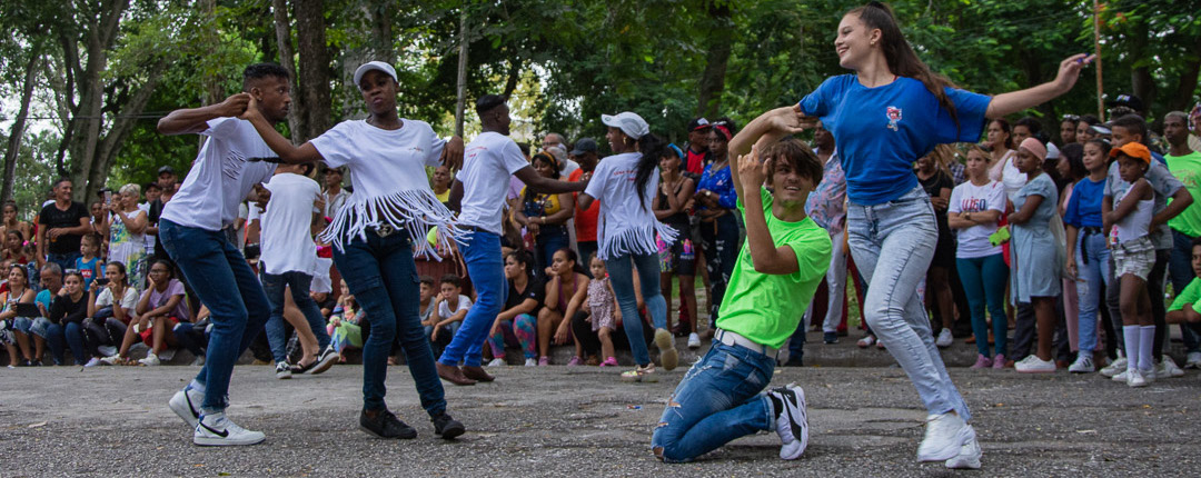 Bailadores de casino en parque de Camagüey
