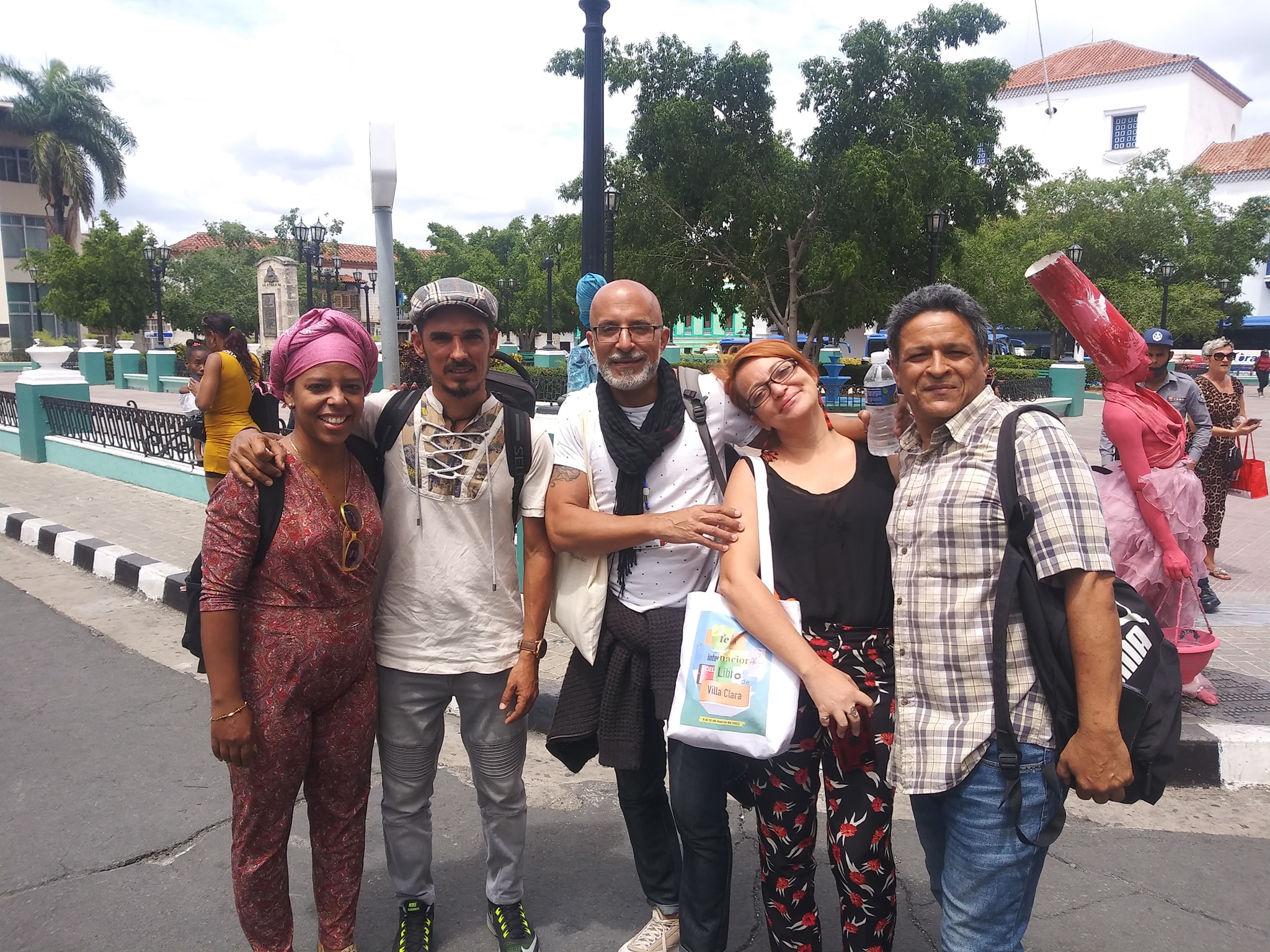 Evelin es la muchacha con turbante, en Santiago de Cuba donde estudió Letras y este marzo fue presentado su poemario ganador en la Feria del Libro.
