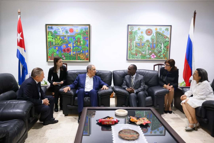 El canciller ruso fue recibido por el director de Asuntos Bilaterales a.i. del Minrex, Ángel Villa Hernández. Foto: CubaMinrex Canciller ruso en La Habana