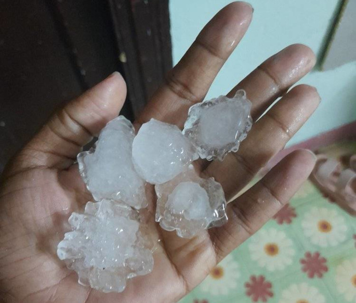 Tormenta local severa con caída de granizos en la capital