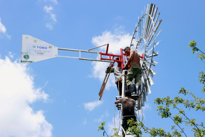 El molino de viento de la finca "Dos hermanos" contribuirá al abasto de agua mediante una fuente renovable de energía: la eólica.