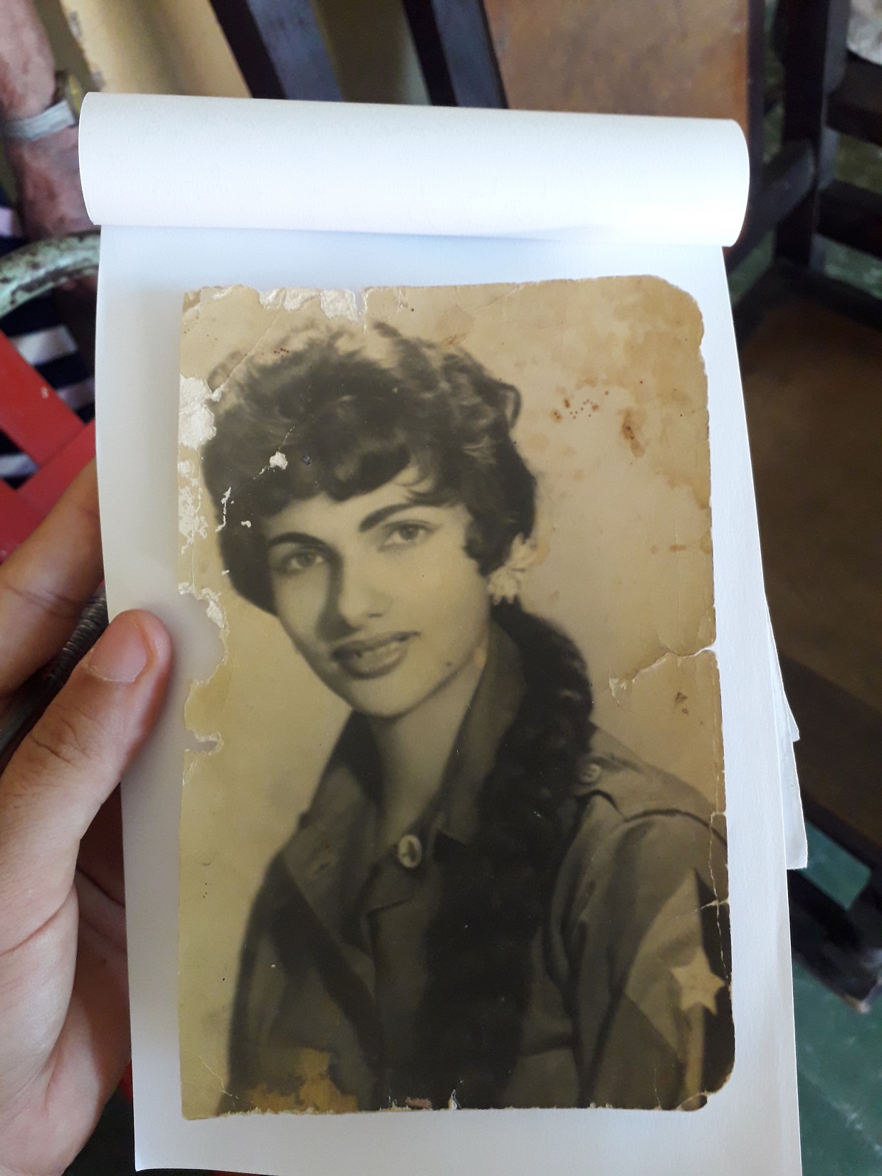 Para la sección “¿Qué traigo aquí?”, Luisa Morell Cabrera llevó su fotografía de 1958, vestida de uniforme como luchadora de la clandestinidad. Perteneció a la célula Noel Fernández.