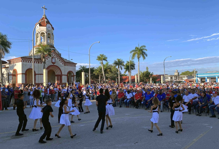 El pueblo camagüeyano celebra el aniversario 65 del triunfo de la Revolución, en la Plaza de la Libertad