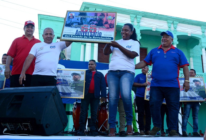 Entrega de reconocimientos, durante la celebración por el aniversario 65 del triunfo de la Revolución, en la Plaza de la Libertad