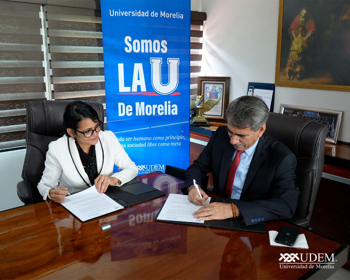 El rector de la universidad de Morelia, Pedro Chávez Villa en el momento que suscriben el convenio. Foto: Cortesía de la Universidad Amplia convenios con México facultad de ciencias económicas de Camagüey