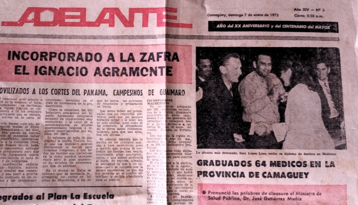 Momento en que Sarah López Lazo era reconocida como la mejor graduada de su curso, el 7 de enero de 1973.