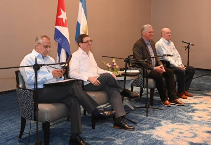 Díaz-Canel se reúne con un encuentro con más de 60 empresarios argentinos. Foto: Twitter/ @PresidenciaCuba. Aprecia Díaz-Canel avances en negocios entre Cuba y Argentina