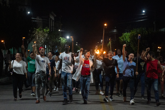 A “que Cuba sea una única antorcha que ilumine ese nuevo mundo, en el que la Patria sea toda la Humanidad”, llamó la noche de este viernes Noel Caballero Sosa, presidente de la FEEM en Camagüey, poco antes de que desde la Plaza de los Trabajadores las calles se iluminaran con el fuego juvenil. Ya en la de la Libertad,  Roberto Carrazana Carballo, presidente de la FEU en la Universidad de Ciencias Médicas afirmó que los jóvenes martianos tienen que ser la vanguardia que alumbre el futuro. Fotos: Alejandro Rodríguez Leiva/ Adelante Ser antorcha y no querer apagarse