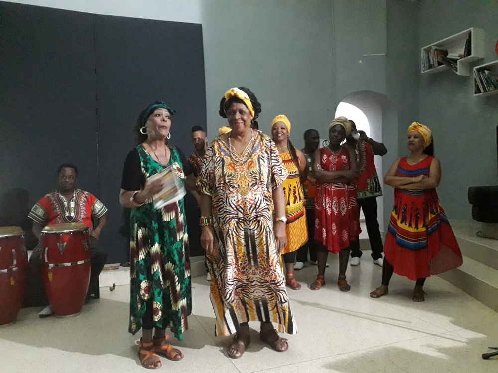 En la peña junto a Teresita Romero, actual líder de Desandann.