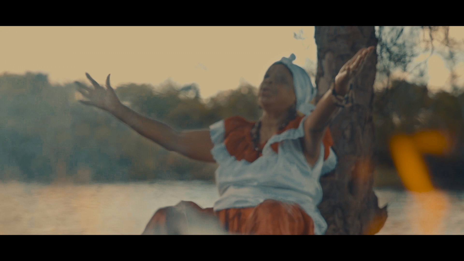  Escena del río con Julita para el clip Kote moun yo. 