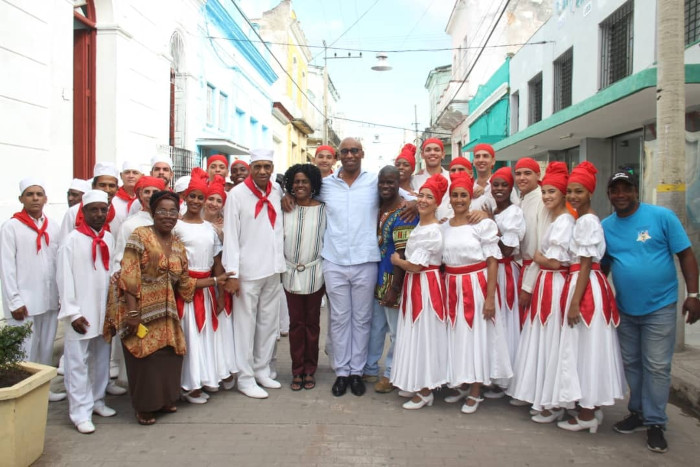 Zuleica con el Folklórico de Camagüey
