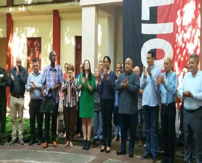 Fotos: Tomadas de facebook.com/GobiernoCamaguey Felicitaciones y compromisos, entrega y recepción de nuevo mandato del Poder Popular