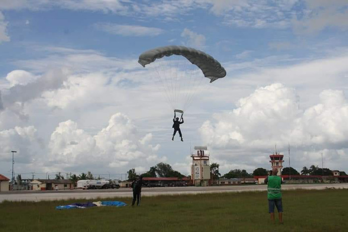 Fotos: Cortesía de Jesús Pérez Sosa, presidente  del Club de Paracaidismo en Camagüey. Nuevos saltos de paracaidistas en Camagüey