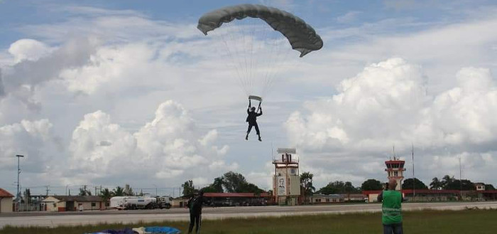 Nuevos saltos de paracaidistas en Camagüey