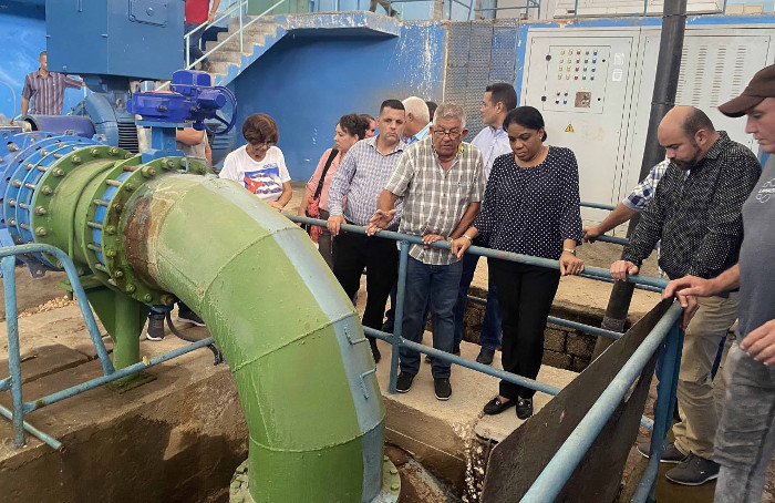Foto: Rodolfo Blanco Cué/ ACN Vice primera ministra chequea obras en potabilizadora camagüeyana