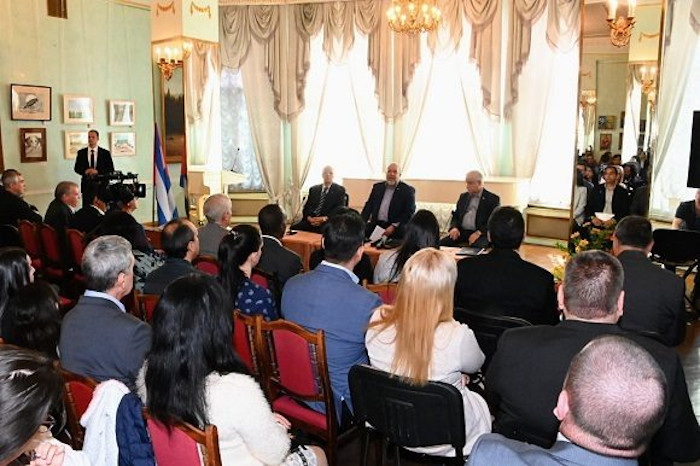 La jornada comenzó con un intercambio con los trabajadores de la Misión Estatal de La Habana en la capital rusa. Foto: Gobierno Cuba/ Twitter. Delegación cubana prosigue programa de trabajo en Moscú