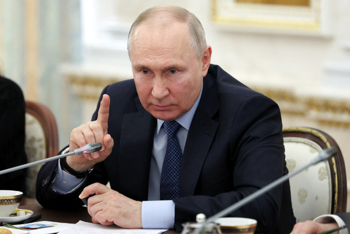 Vladímir Putin, ha declarado en mensaje a la nación que cualquier revuelta es "una amenaza mortal", comentando la situación en torno al grupo Wagner, después de que su líder, Yevgueni Prigozhin, fuera acusado la víspera de intentar organizar una "insurrección" armada. El mandatario ruso calificó las acciones de Prigozhin de un "motín militar". Foto: Tomada de reuters.com Putin informa a Erdogan sobre la situación en Rusia