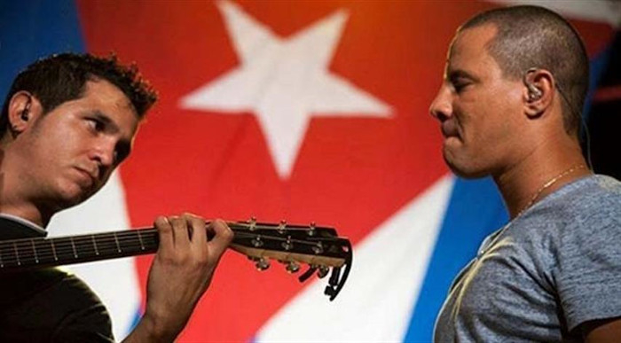 Sin alardes, con la humildad que los caracteriza, regresaron a la Patria los integrantes de Buena Fe, víctimas de la maquinaria de manipulación y agresión anticubana en su gira por España. Regresan a vivir y a trabajar en Cuba. Foto: Tomada de prensa-latina.cu ¿Por qué les hacen la guerra a los artistas cubanos?