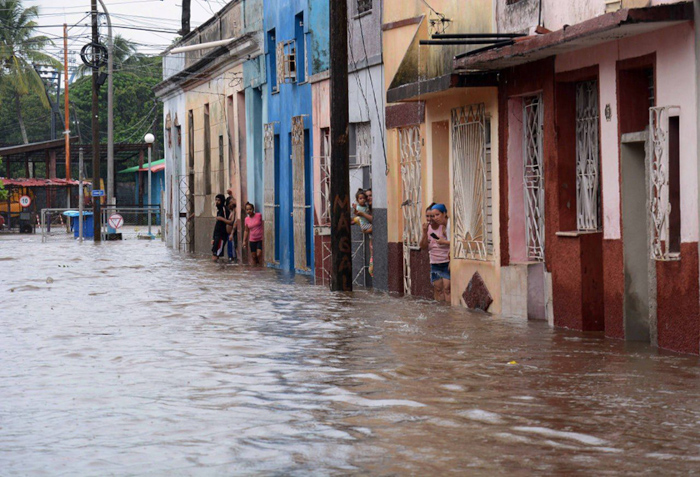 Inundaciones y evacuados en la ciudad de Camagüey, activan Consejo de Defensa