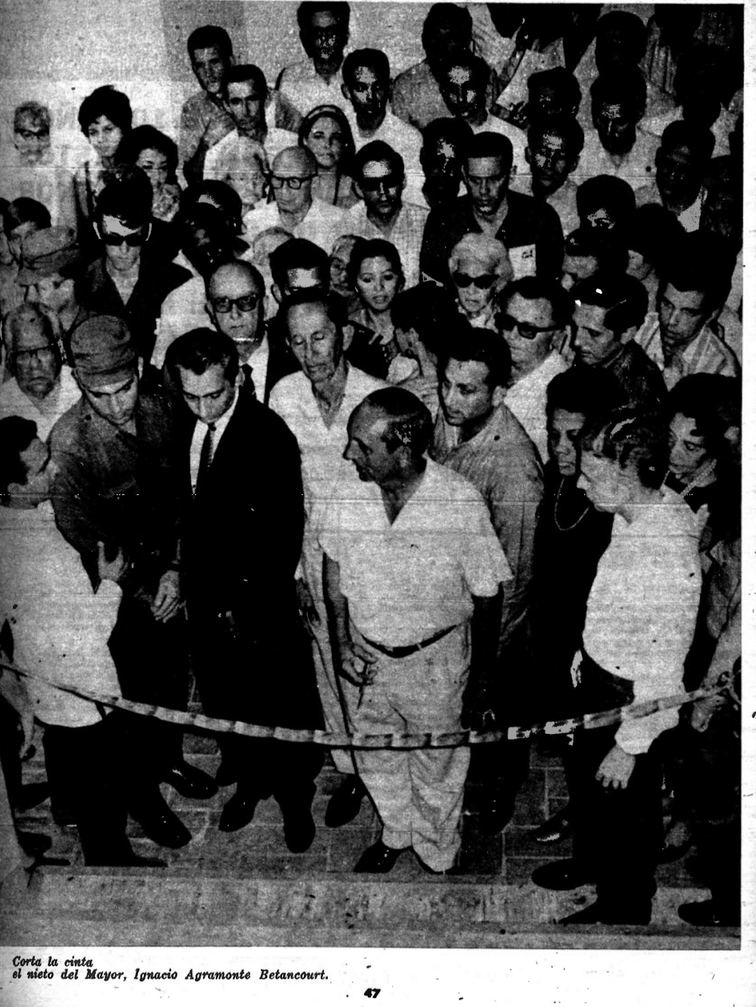 11 de mayo de 1973: Ignacio Agramonte Betancourt, nieto de Ignacio Agramonte, corta la cinta que deja inaugurado el museo dedicado al Mayor, en su casa Natal. Fotos/Bohemia. Mayo 18, 1973.