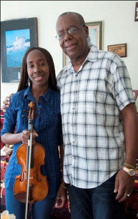 Junto a su padre, Sydney Campbell, en el año 2016. Foto: Otilio Rivero Delgado/Archivo Adelante.
