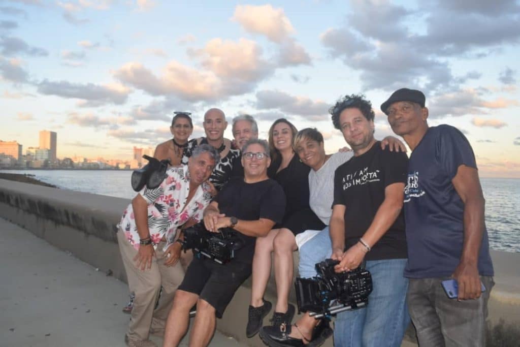 Equipo durante el rodaje del cortometraje WC Story en el Malecón de La Habana.