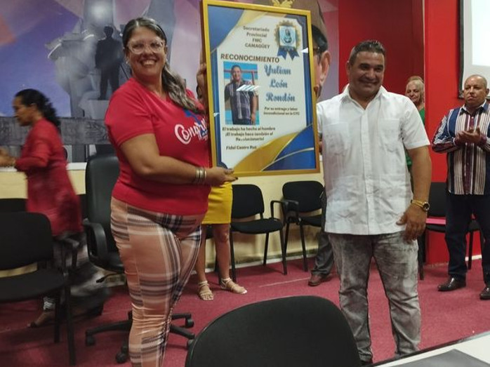 Diferentes organismos de masas en la provincia, entregaron a Yulián León Rondón, reconocimientos por su labor al frente de la CTC en Camagüey.