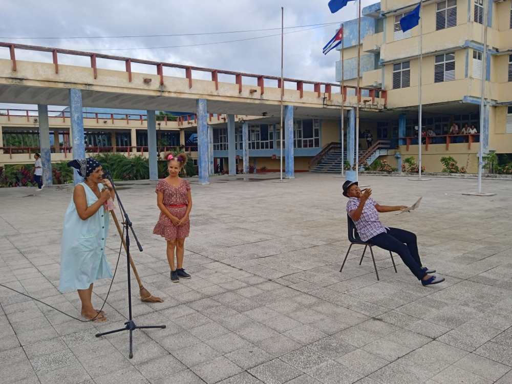 Los profesores del centro desvelaron sus dotes artísticas, y a través de la locución, baile, dramatización y canto regalaron un acto cultural a los alumnos, que culminó con una multitudinaria conga.