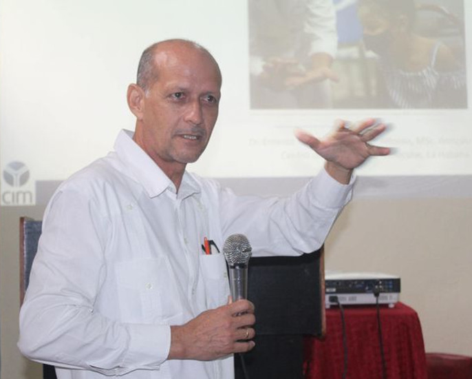 Destacado investigador imparte conferencia sobre producción de vacuna Soberana 