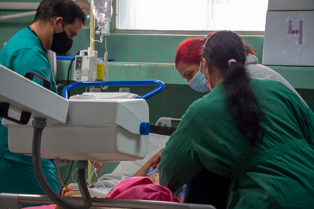Resulta una escena común, nos confirmó Yusneidy Gendi. Cuando hablamos, ya abrazaba al paciente golpeado por el caballo. Tenía la voz llorosa: “Mi niño está vivo gracias a los médicos de aquí”.