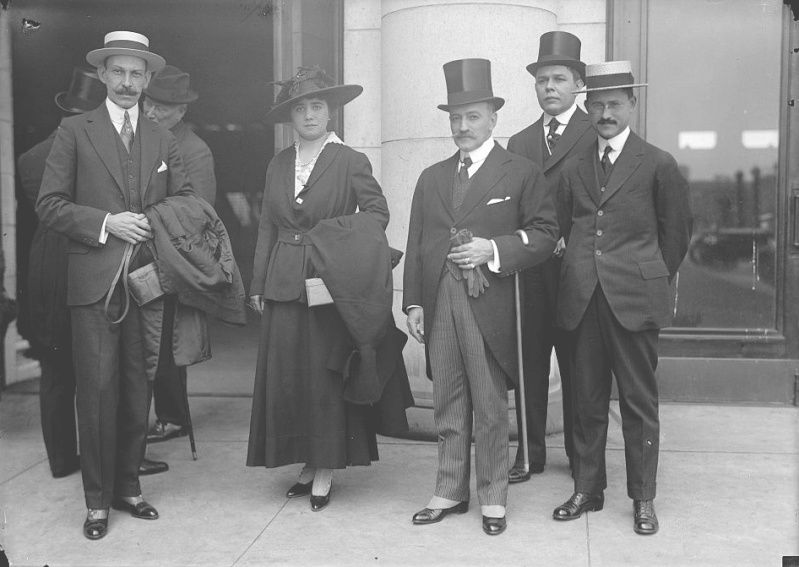 José Francisco Martí Zayas Bazán y su esposa, hacia la izquierda de la foto.