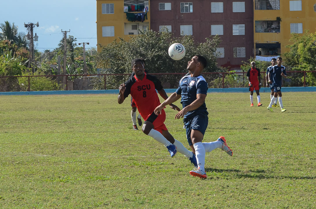  Kevin, en un partido con los Miuras de Camagüey en la Liga Nacional de Fútbol de Cuba.