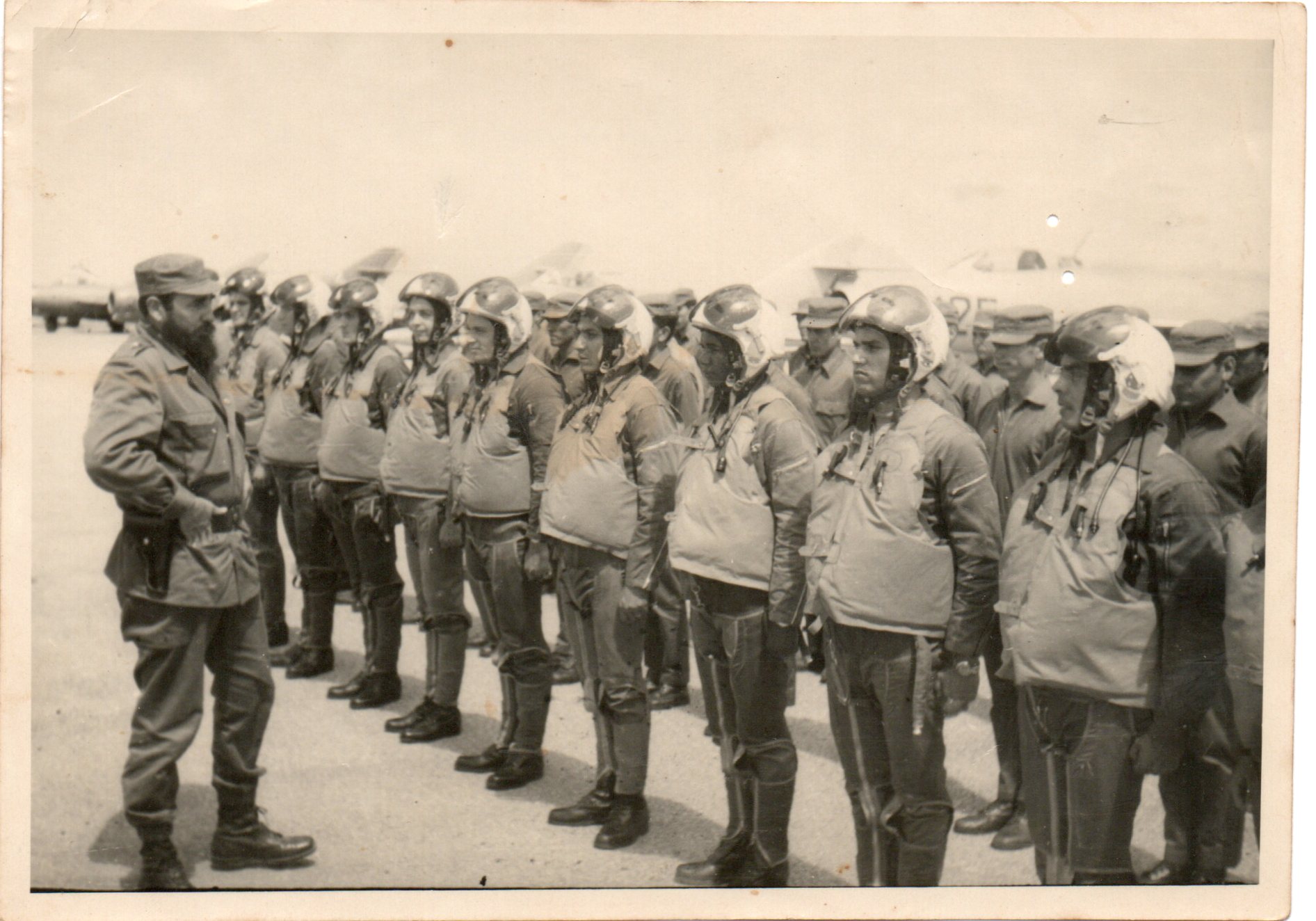 De izquierda a derecha, Viamontes es el cuarto. El Coronel Vilardel, jefe de su escuadrón, es el primero. Foto: Cortesía de la viuda.