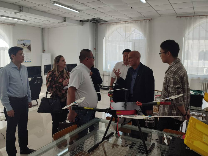 Delegación cubana visita Instituto de Inteligencia Artificial en China