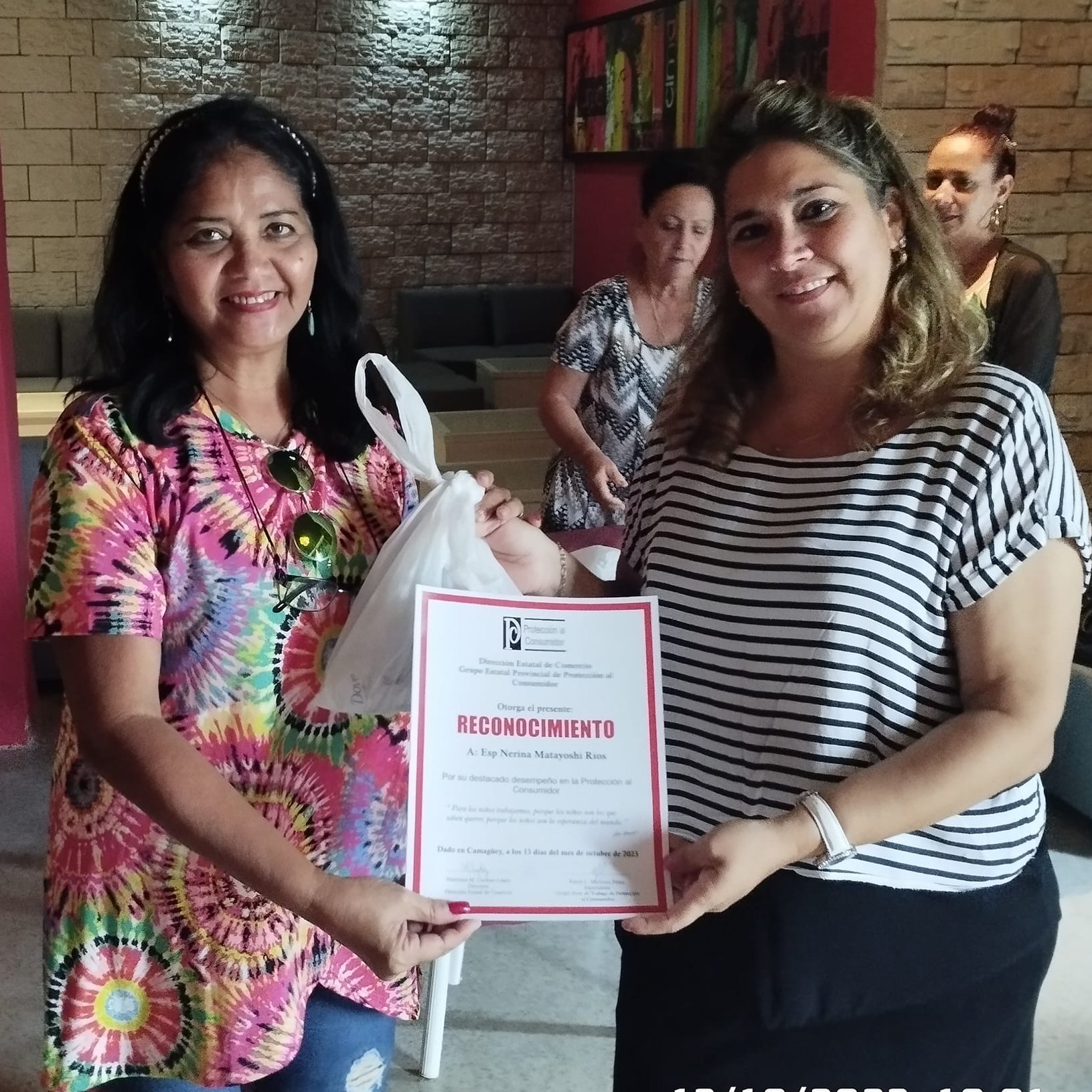Varias instituciones fueron reconocidas, entre ellas, Copextel, cuya representante, Nerina Matayoshi (a la izquierda) recibió el estímulo que valida el hacer de su colectivo en la etapa.