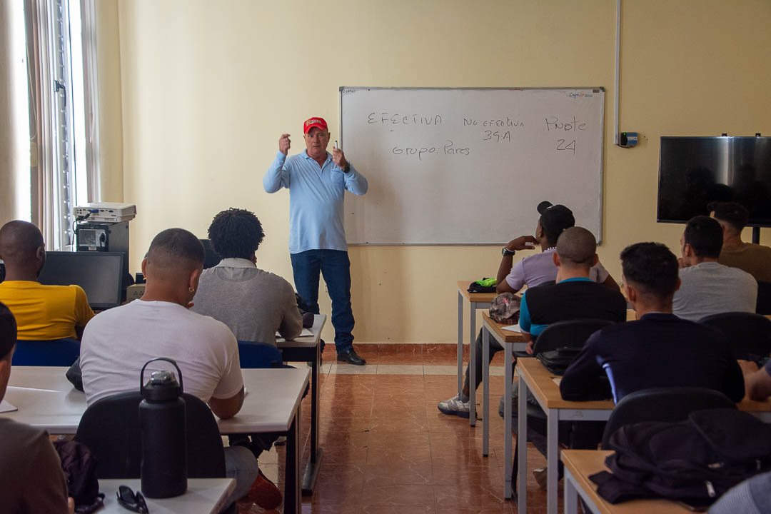 Como estrategia de la empresa, a través de cursos de superación, los jóvenes elevan sus competen- cias profesionales. En estos momentos se imparte uno de operario instalador reparador.