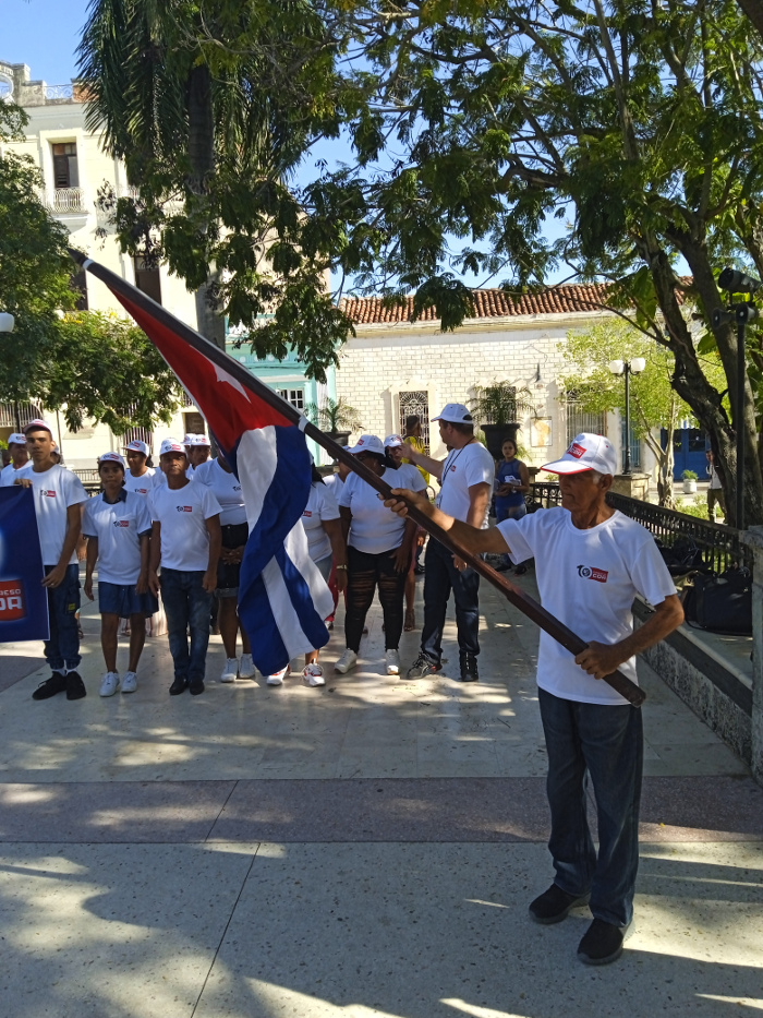 Abanderan delegación camagüeyana al X Congreso de los CDR