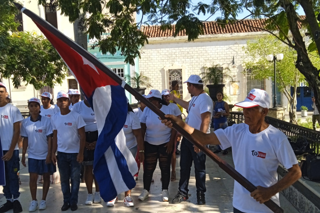 Abanderan delegación camagüeyana al X Congreso de los CDR