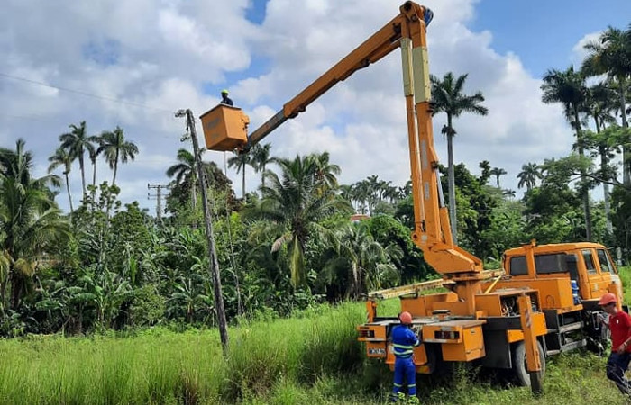 Eléctricos camagüeyanos laboran en Pinar del Río